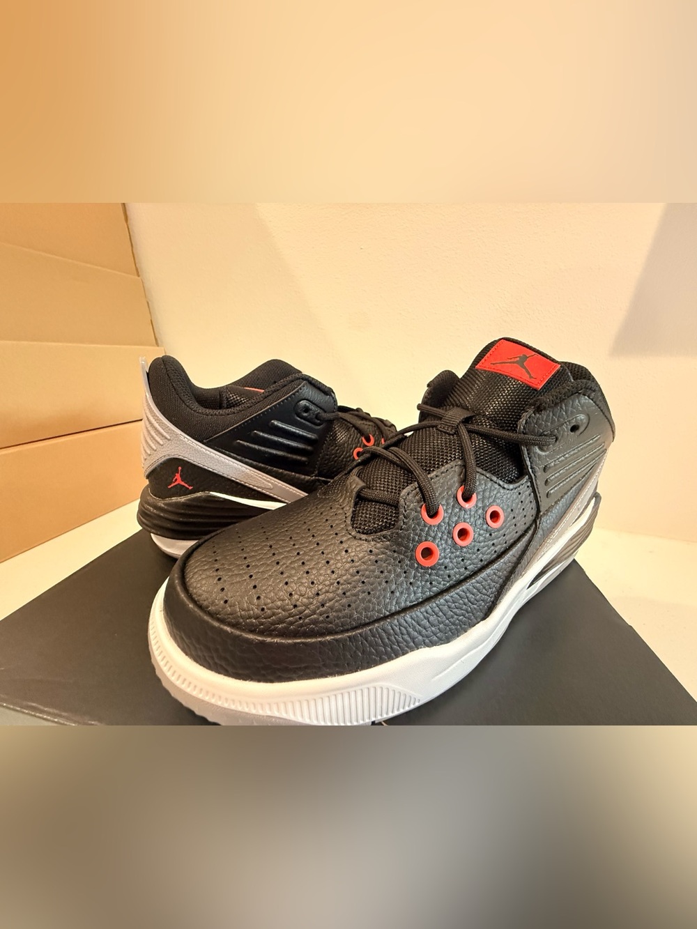 Nike Jordan Max Aura 5 (GS) Unisex Mid-Top Sneakers Black/Red Size 6.5Y